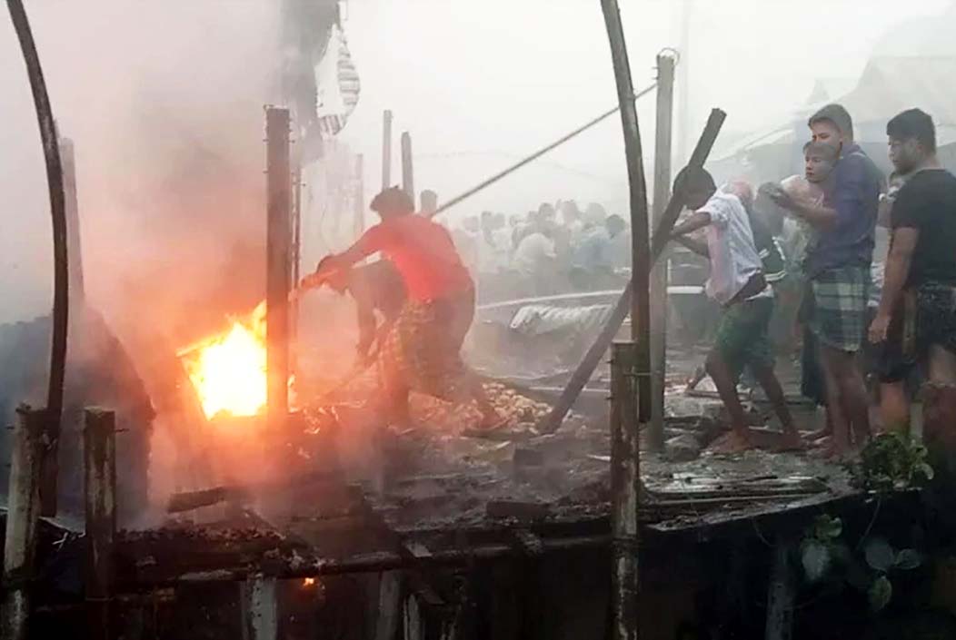 ভয়াবহ অগ্নিকাণ্ডে ৮টি দোকান পুড়ে ছাই ভয়াবহ অগ্নিকাণ্ডে ৮টি দোকান পুড়ে ছাই
