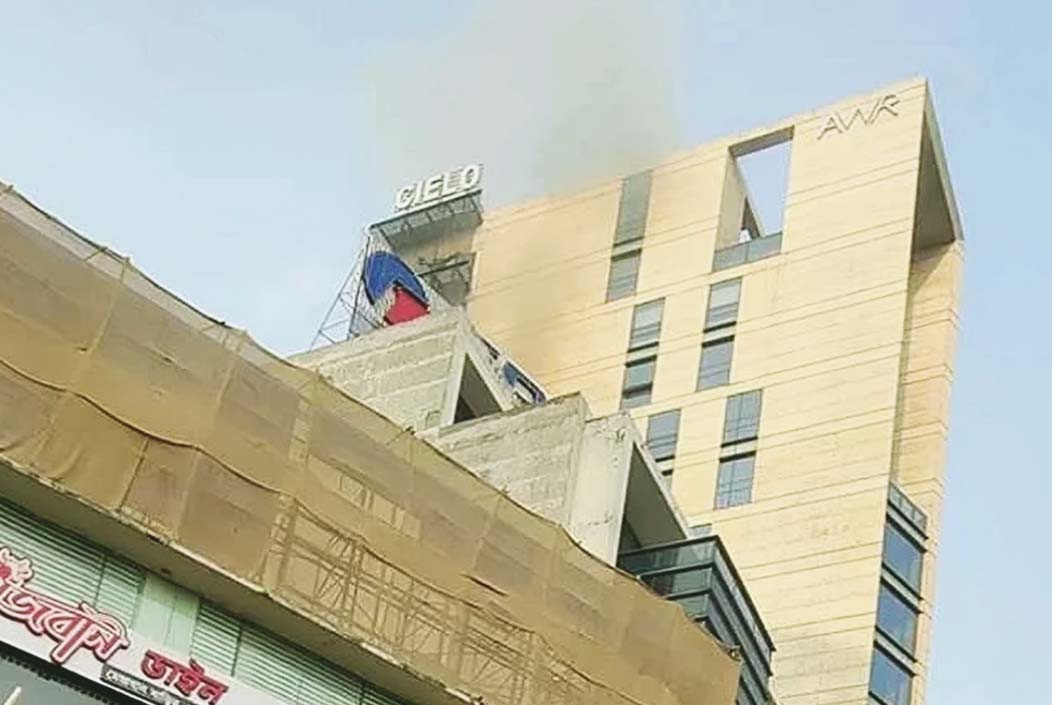 রাজধানীর গুলশানে ১৮ তলা ভবনে আগুন রাজধানীর গুলশানে ১৮ তলা ভবনে আগুন