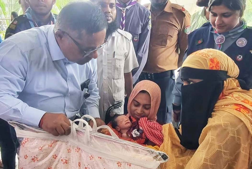 কপোতাক্ষ এক্সপ্রেস ট্রেনে সন্তান জন্ম দিলেন এক নারী কপোতাক্ষ এক্সপ্রেস ট্রেনে সন্তান জন্ম দিলেন এক নারী