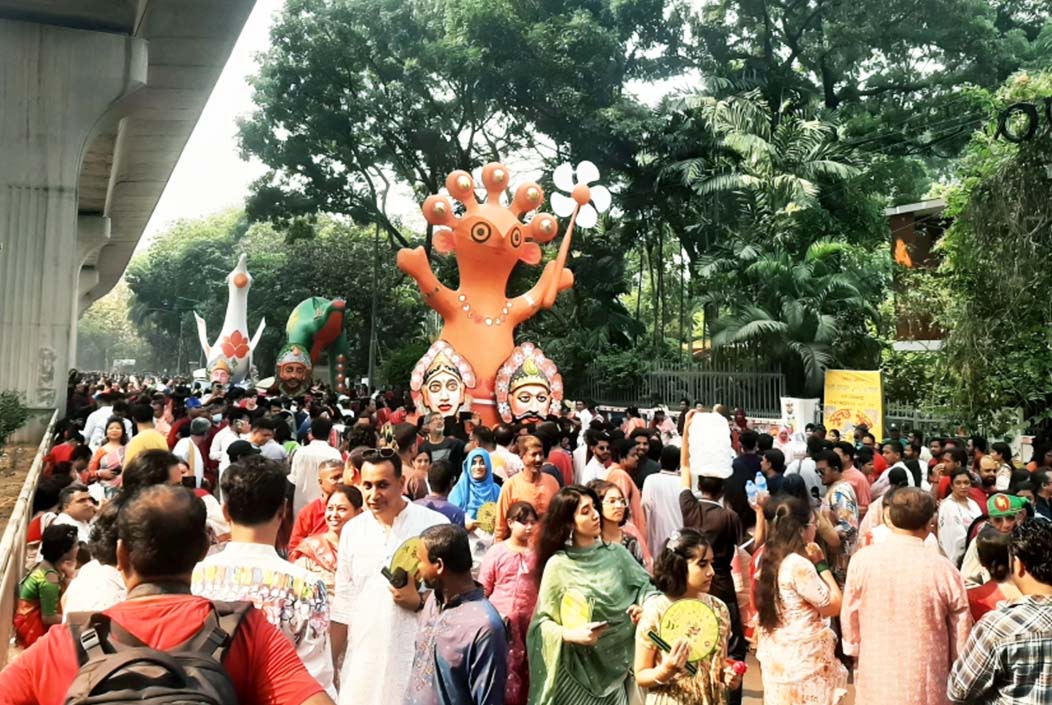 ঢাবিতে বর্ষবরণের মঙ্গল শোভাযাত্রায় মানুষের ঢল ঢাবিতে বর্ষবরণের মঙ্গল শোভাযাত্রায় মানুষের ঢল