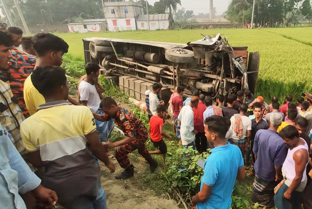 দুই বাসের মুখোমুখি সংঘর্ষে নিহত ২, আহত ২৫ দুই বাসের মুখোমুখি সংঘর্ষে নিহত ২, আহত ২৫