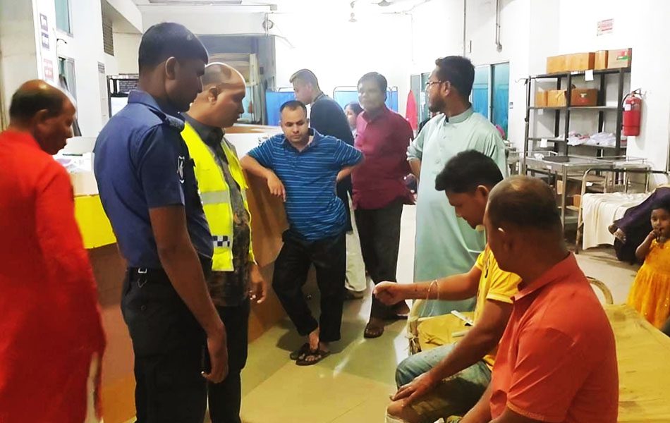 বগুড়ায় ককটেল হামলায় ২ পুলিশ সদস্য আহত বগুড়ায় ককটেল হামলায় ২ পুলিশ সদস্য আহত