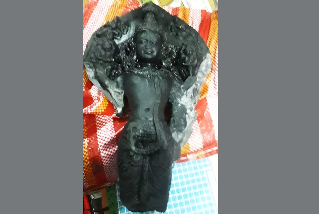 ভারতে পাচারের উদ্দেশ্যে লুকিয়ে রাখা বিষ্ণুমূর্তিসহ আটক ১ ভারতে পাচারের উদ্দেশ্যে লুকিয়ে রাখা বিষ্ণুমূর্তিসহ আটক ১