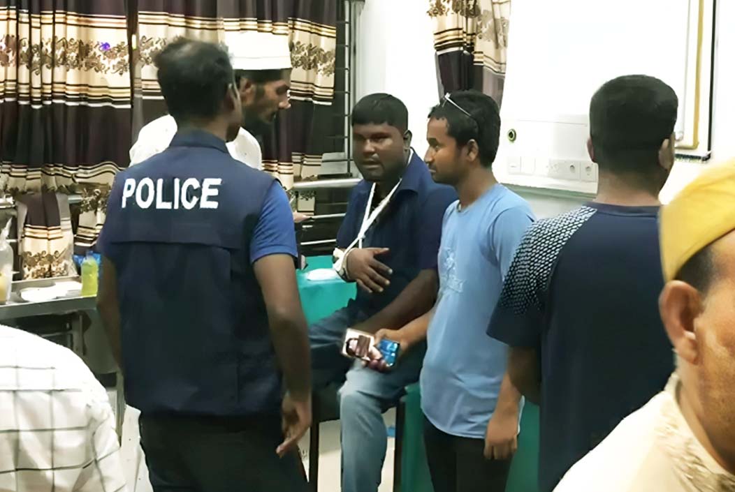 মাদারীপুরে চিকিৎসা দিতে দেরি হওয়ায় ডাক্তারসহ ৪ জনের ওপর হামলা মাদারীপুরে চিকিৎসা দিতে দেরি হওয়ায় ডাক্তারসহ ৪ জনের ওপর হামলা