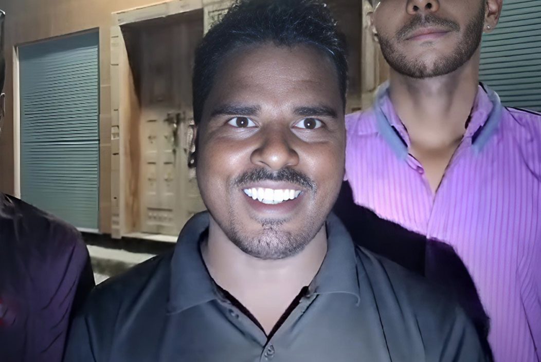 পুরস্কারের আশায় জীবিত রাসেল ভাইপার ধরল রেজাউল পুরস্কারের আশায় জীবিত রাসেল ভাইপার ধরল রেজাউল