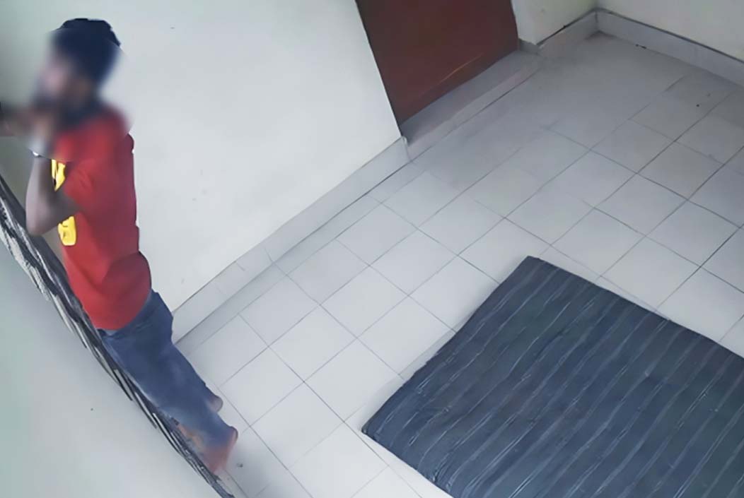 প্রেমিককে পুলিশে দিলেন প্রেমিকার বাবা, থানাতেই আত্মহত্যার চেষ্টা প্রেমিককে পুলিশে দিলেন প্রেমিকার বাবা, থানাতেই আত্মহত্যার চেষ্টা