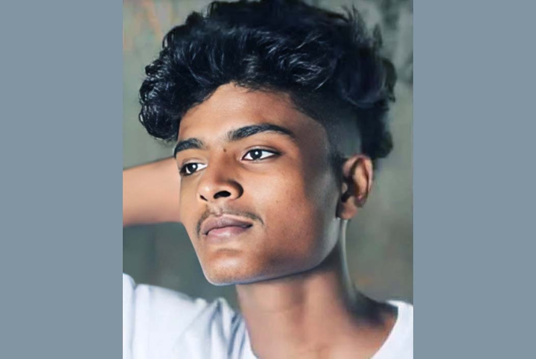 প্রেমিকাকে পাম্পের জিম্মায় রেখে পেট্রোল নিলেন প্রেমিক প্রেমিকাকে পাম্পের জিম্মায় রেখে পেট্রোল নিলেন প্রেমিক