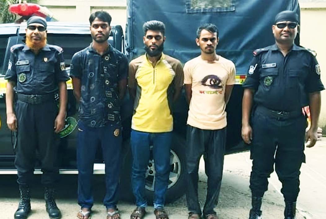 ফরিদপুরে কাভার্ডভ্যান থেকে ২৮ কেজি গাঁজা উদ্ধার, গ্রেপ্তার ৩ ফরিদপুরে কাভার্ডভ্যান থেকে ২৮ কেজি গাঁজা উদ্ধার, গ্রেপ্তার ৩