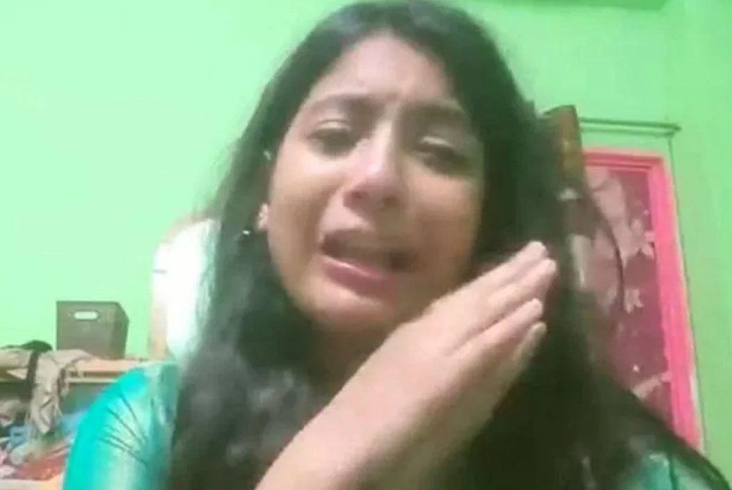 ফেসবুক লাইভে কষ্টের কথা জানিয়ে গৃহবধূর ‘আত্মহত্যা’ ফেসবুক লাইভে কষ্টের কথা জানিয়ে গৃহবধূর ‘আত্মহত্যা’