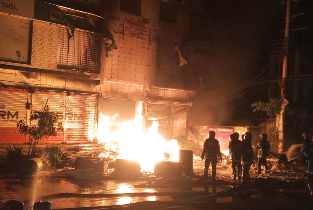 মহাসড়কের পাশে অনুমোদনহীন জ্বালানি তেলের দোকান আগুনে পুড়ে ছাই মহাসড়কের পাশে অনুমোদনহীন জ্বালানি তেলের দোকান আগুনে পুড়ে ছাই