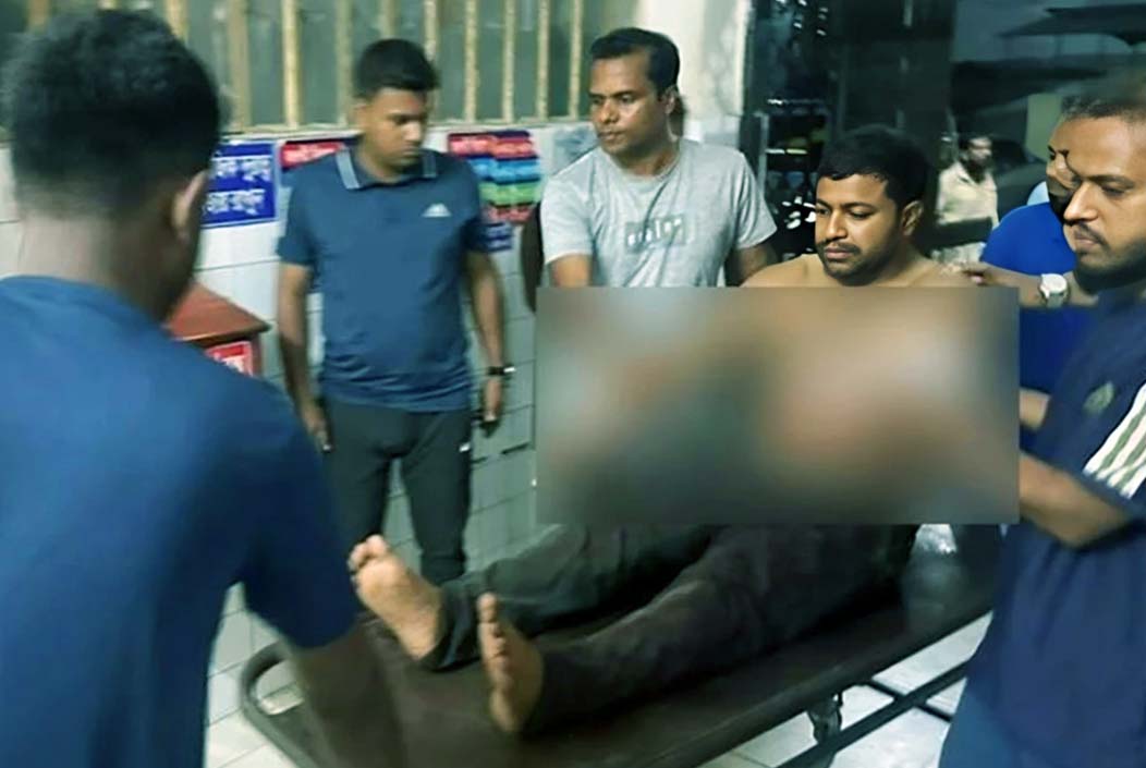 যশোরের বেনাপোলে কাস্টমস কর্মকর্তাকে চাপাতি দিয়ে কুপিয়ে জখম যশোরের বেনাপোলে কাস্টমস কর্মকর্তাকে চাপাতি দিয়ে কুপিয়ে জখম