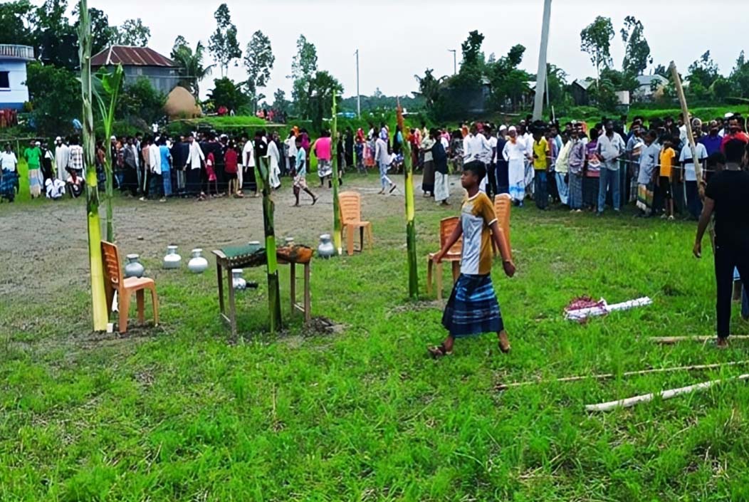 সাপের কামড়ে মৃত যুবককে জীবিত করতে ওঝাদের নানা আয়োজন সাপের কামড়ে মৃত যুবককে জীবিত করতে ওঝাদের নানা আয়োজন