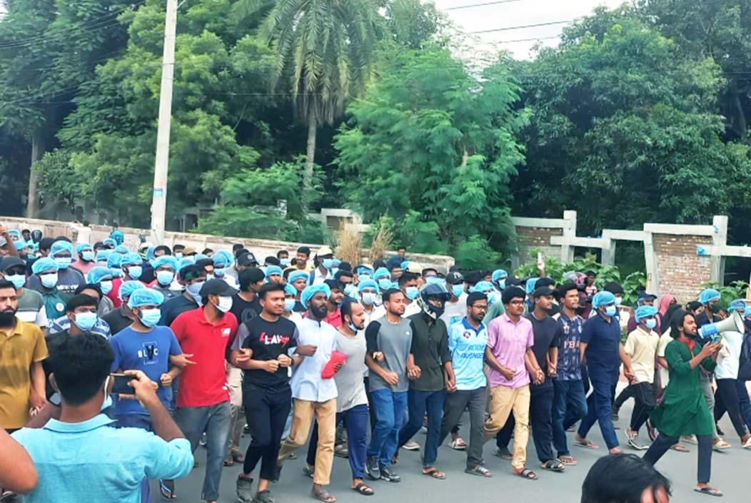 আবারও আন্দোলনে নেমেছে রাবি শিক্ষার্থীরা আবারও আন্দোলনে নেমেছে রাবি শিক্ষার্থীরা
