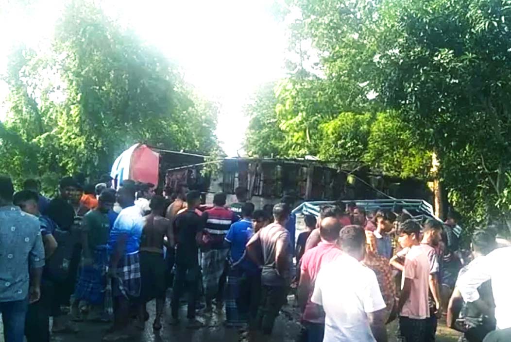 যাত্রীবাহী বাস উল্টে নারীসহ দুইজন নিহত , আহত ১৫ যাত্রীবাহী বাস উল্টে নারীসহ দুইজন নিহত , আহত ১৫