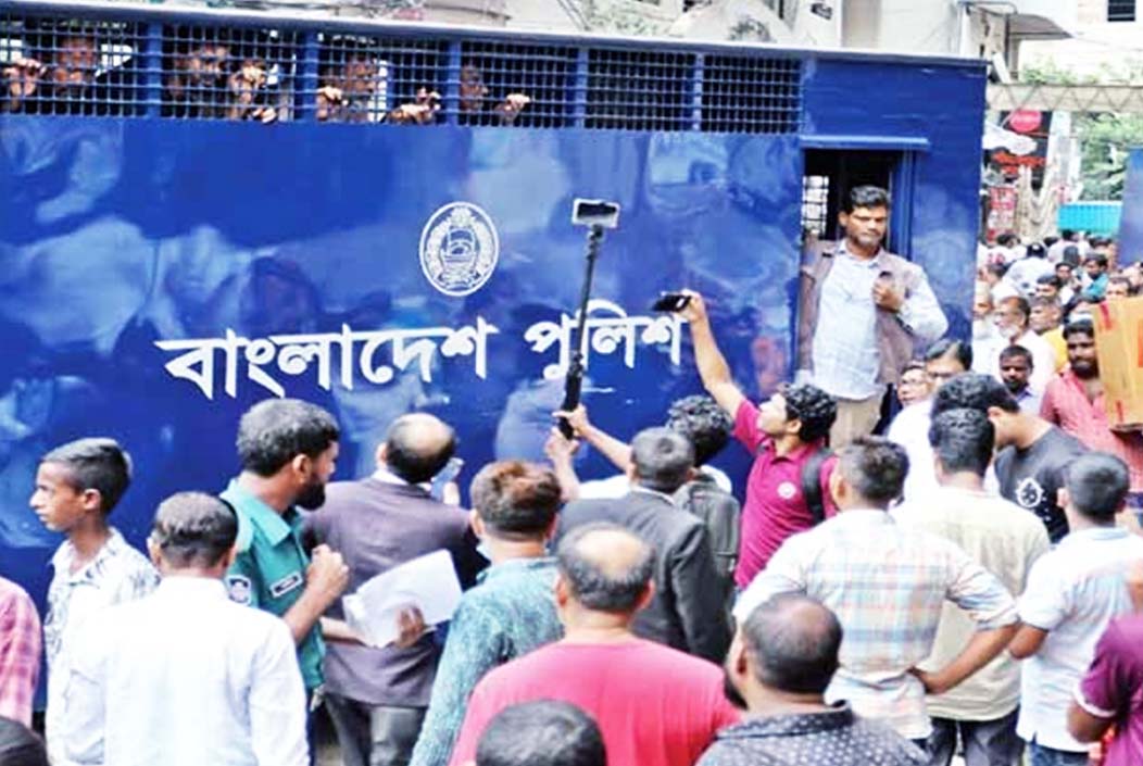 ১১ দিনে ৯ হাজারের বেশি গ্রেপ্তার ১১ দিনে ৯ হাজারের বেশি গ্রেপ্তার