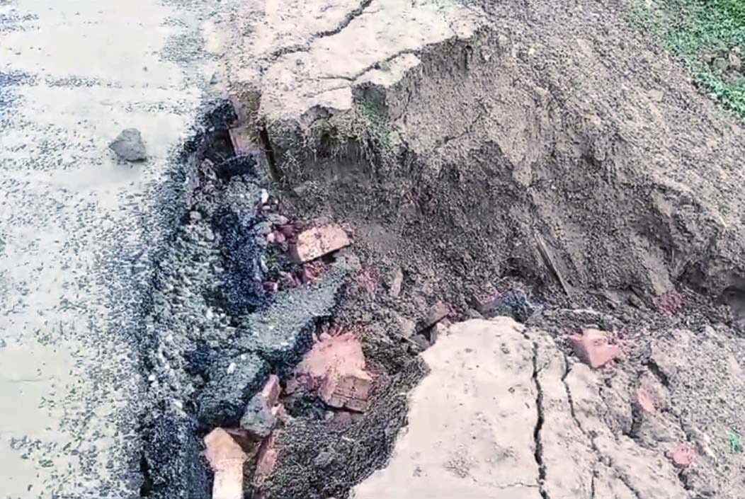 ৬৪৩ কোটি টাকার রাস্তা ভেঙে গেল এক দিনের বৃষ্টিতে ৬৪৩ কোটি টাকার রাস্তা ভেঙে গেল এক দিনের বৃষ্টিতে