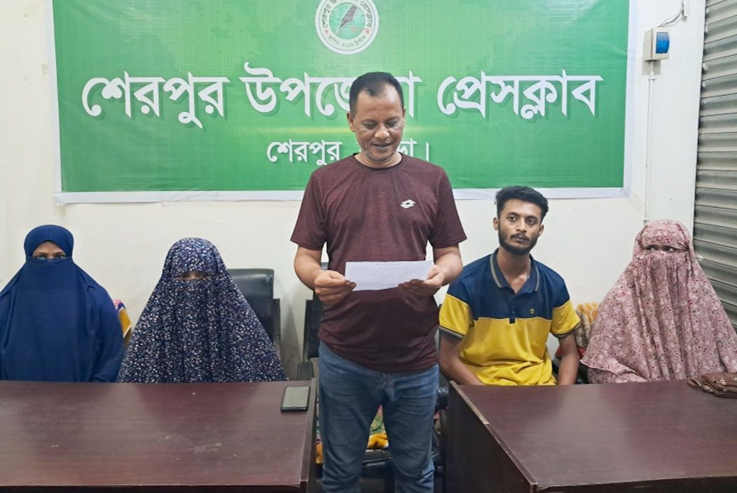 পৈতৃক সম্পত্তি বেদখল ভাংচুর ও মারপিটের প্রতিবাদে সংবাদ সম্মেলন পৈতৃক সম্পত্তি বেদখল ভাংচুর ও মারপিটের প্রতিবাদে সংবাদ সম্মেলন
