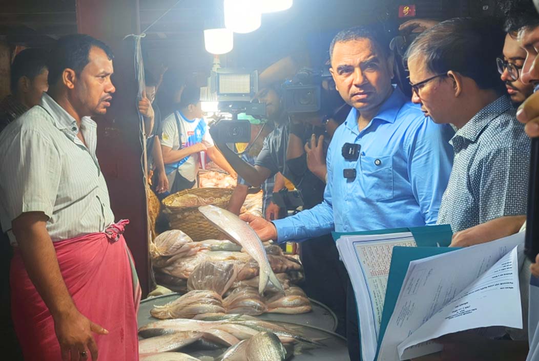 ইলিশের দাম নাগালে রাখতে অভিযান, ৫ ব্যবসায়ীকে জরিমানা ইলিশের দাম নাগালে রাখতে অভিযান, ৫ ব্যবসায়ীকে জরিমানা
