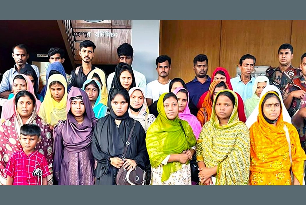 অবৈধভাবে ভারতে প্রবেশকালে শিশু-নারীসহ আটক ৩১ অবৈধভাবে ভারতে প্রবেশকালে শিশু-নারীসহ আটক ৩১