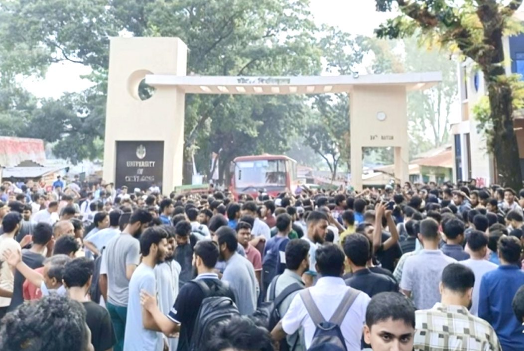 চবিতে শিক্ষার্থীদের ওপর ছাত্রলীগ ও যুবলীগের হামলা চবিতে শিক্ষার্থীদের ওপর ছাত্রলীগ ও যুবলীগের হামলা