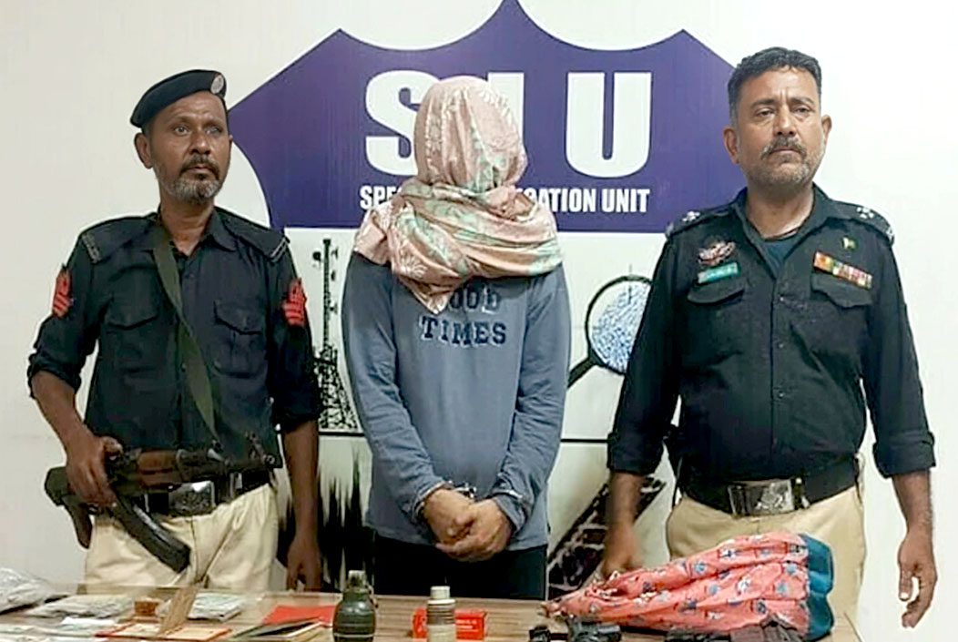 বোমাসহ পাকিস্তানে ভারতীয় ‘র’ এজেন্ট গ্রেফতার বোমাসহ পাকিস্তানে ভারতীয় ‘র’ এজেন্ট গ্রেফতার