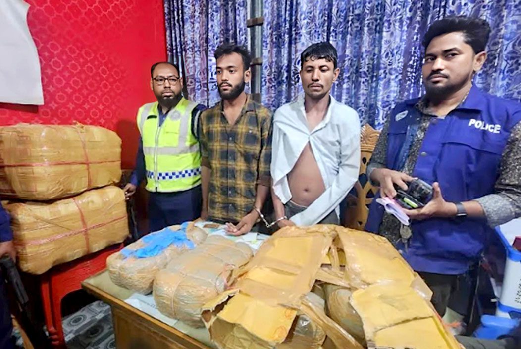 গাজীপুরে ৫২ কেজি গাঁজাসহ দুই মাদক ব্যবসায়ী আটক গাজীপুরে ৫২ কেজি গাঁজাসহ দুই মাদক ব্যবসায়ী আটক