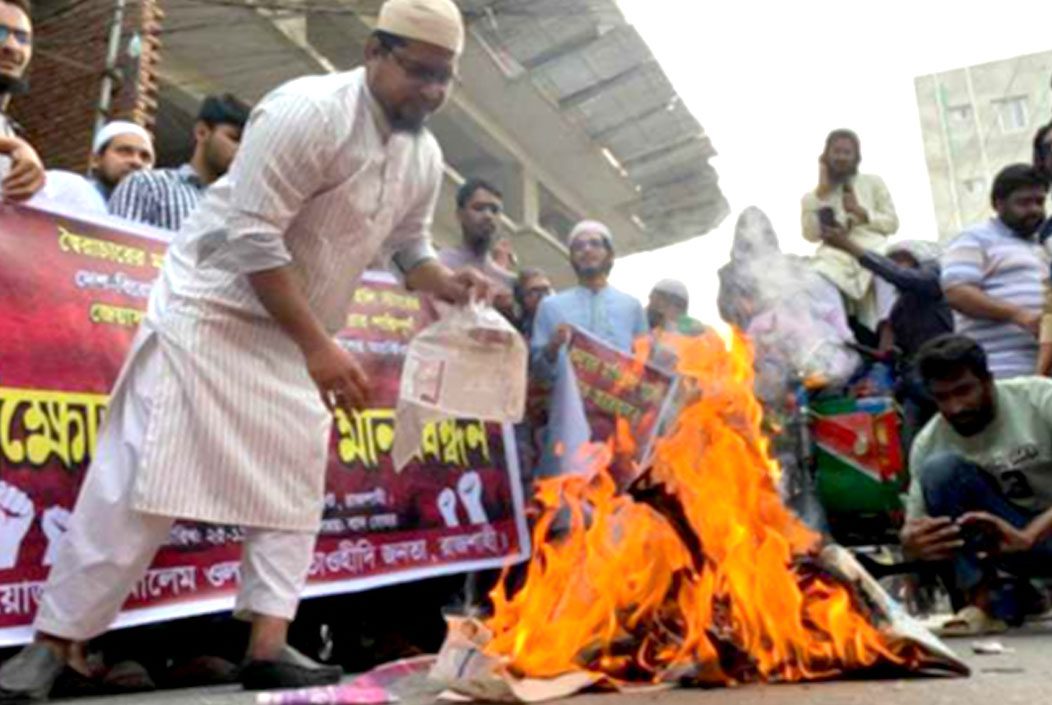 ডেইলি স্টার ও প্রথম আলোর সাইনবোর্ড ভাঙচুর ডেইলি স্টার ও প্রথম আলোর সাইনবোর্ড ভাঙচুর