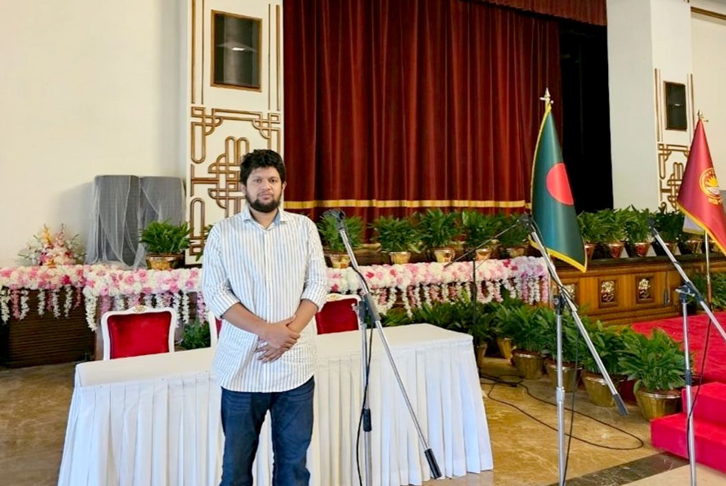 বঙ্গভবন থেকে শেখ মুজিবের ছবি সরালেন উপদেষ্টা মাহফুজ আলম বঙ্গভবন থেকে শেখ মুজিবের ছবি সরালেন উপদেষ্টা মাহফুজ আলম