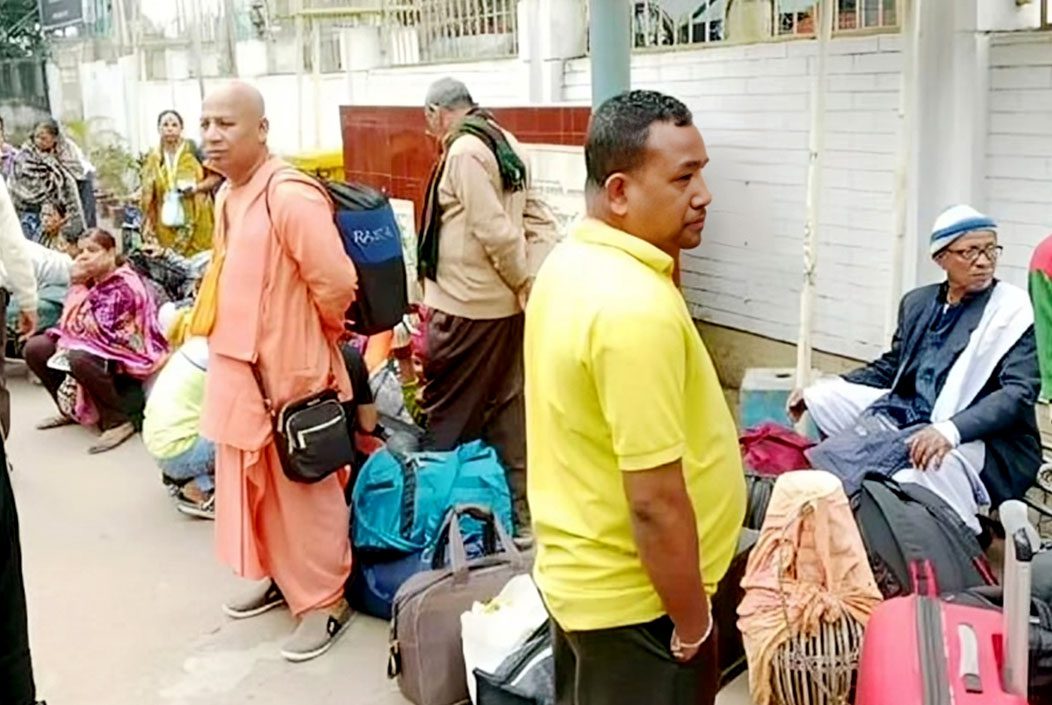 ভারতগামী ৫৪ ইসকন ভক্তসহ ৬৩ যাত্রীকে আটকে দিল পুলিশ ভারতগামী ৫৪ ইসকন ভক্তসহ ৬৩ যাত্রীকে আটকে দিল পুলিশ