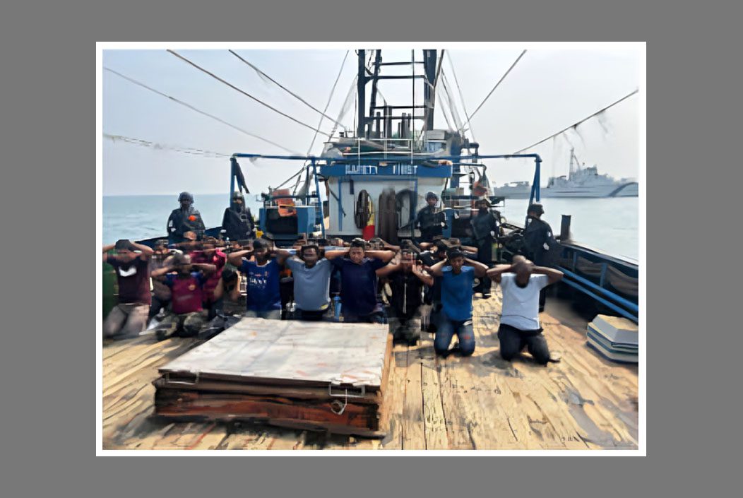 ভারতীয় কোস্টগার্ডের হাতে ৭৮ বাংলাদেশি নাবিক আটক ভারতীয় কোস্টগার্ডের হাতে ৭৮ বাংলাদেশি নাবিক আটক