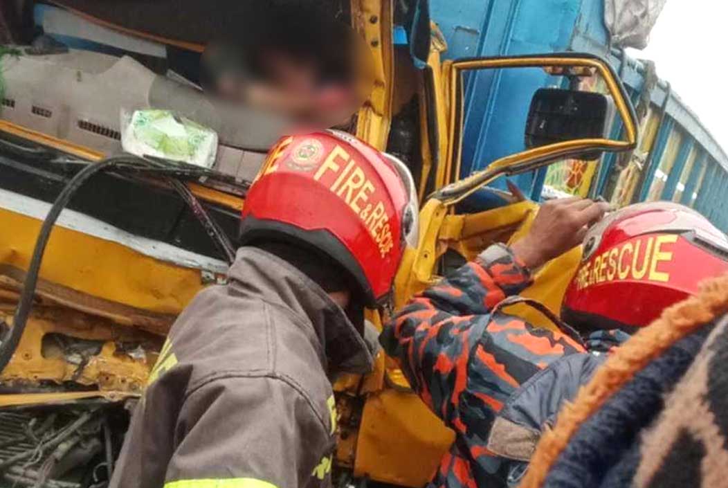 বগুড়ায় ঘন কুয়াশায় ২ ট্রাকের মুখোমুখি সংঘর্ষে হেলপারের মৃত্যু বগুড়ায় ঘন কুয়াশায় ২ ট্রাকের মুখোমুখি সংঘর্ষে হেলপারের মৃত্যু