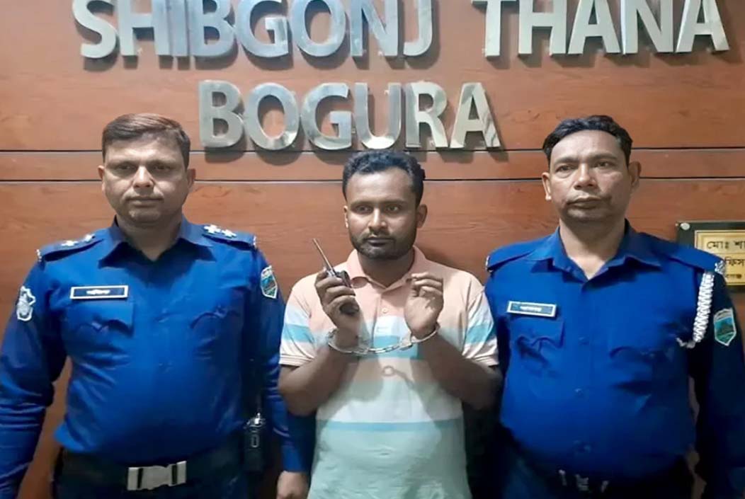 প্রেমিককে অপহরণের চেষ্টা, ভুয়া ডিবিসহ প্রেমিকা গ্রেফতার প্রেমিককে অপহরণের চেষ্টা, ভুয়া ডিবিসহ প্রেমিকা গ্রেফতার