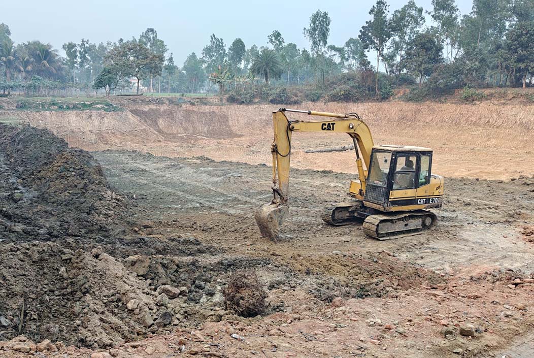 শেরপুরে মাটি খননের নামে ধ্বংসযজ্ঞ! প্রশাসনের অভিযানে আসামি উধাও শেরপুরে মাটি খননের নামে ধ্বংসযজ্ঞ! প্রশাসনের অভিযানে আসামি উধাও