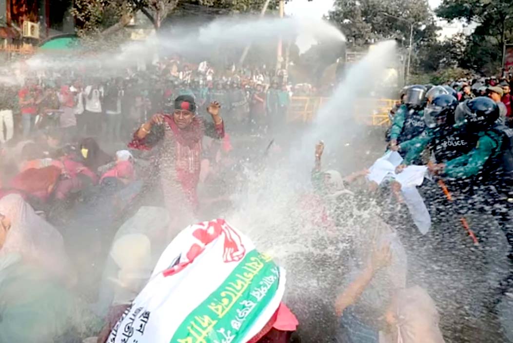 সচিবালয়মুখী পদযাত্রায় প্রাথমিকে নিয়োগ প্রত্যাশীদের ওপর পুলিশের লাঠিচার্জ, জলকামান সচিবালয়মুখী পদযাত্রায় প্রাথমিকে নিয়োগ প্রত্যাশীদের ওপর পুলিশের লাঠিচার্জ, জলকামান