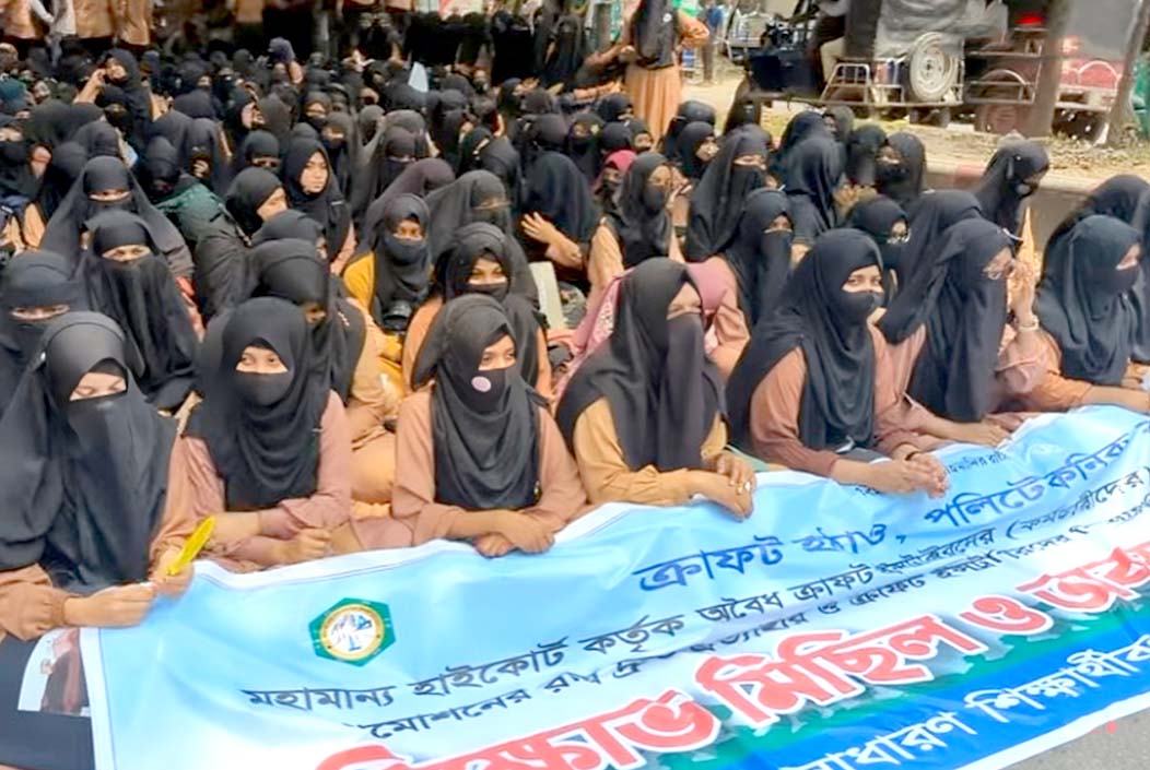 ছয় দফা দাবিতে সড়ক অবরোধ বগুড়া পলিটেকনিক শিক্ষার্থীদের