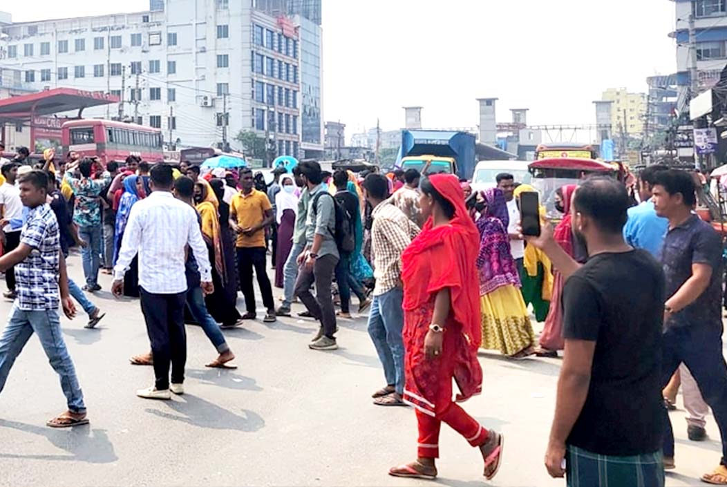 বকেয়া বেতনের দাবিতে টঙ্গীতে শ্রমিকদের মহাসড়ক অবরোধ, দুই ঘণ্টা পর যান চলাচল স্বাভাবিক বকেয়া বেতনের দাবিতে টঙ্গীতে শ্রমিকদের মহাসড়ক অবরোধ, দুই ঘণ্টা পর যান চলাচল স্বাভাবিক