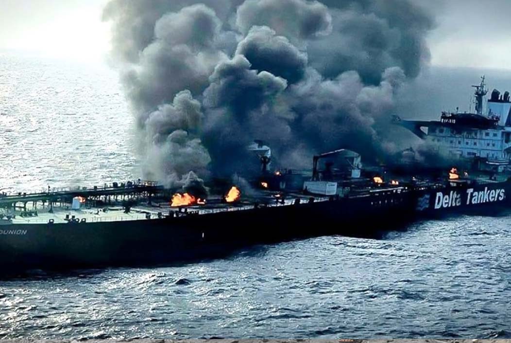 মার্কিন যুদ্ধজাহাজে একের পর এক হামলা চালালো হুতি গোষ্ঠী