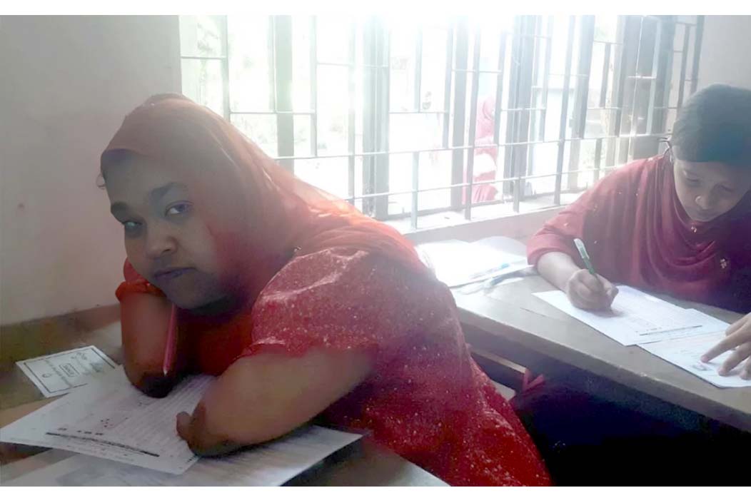 হাত-পা নেই, মুখ দিয়ে লিখে এসএসসি পরীক্ষা দিচ্ছেন লিতুন জিরা হাত-পা নেই, মুখ দিয়ে লিখে এসএসসি পরীক্ষা দিচ্ছেন লিতুন জিরা