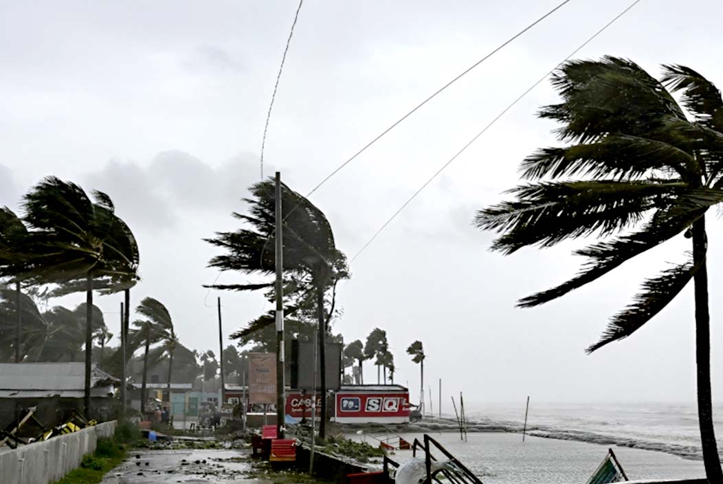 রাতের মধ্যে তিন অঞ্চলে ঝড়ের আশঙ্কা রাতের মধ্যে তিন অঞ্চলে ঝড়ের আশঙ্কা