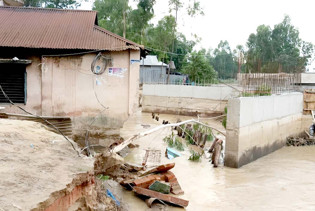 শেরপুরে সোমেশ্বরী নদীর বাঁধ ভেঙে ১০ গ্রাম প্লাবিত শেরপুরে সোমেশ্বরী নদীর বাঁধ ভেঙে ১০ গ্রাম প্লাবিত