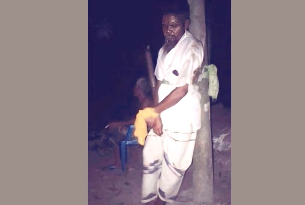 বগুড়ার শেরপুরে ঘটককে গাছে সাথে বেঁধে মারধর, থানায় অভিযোগ বগুড়ার শেরপুরে ঘটককে গাছে সাথে বেঁধে মারধর, থানায় অভিযোগ