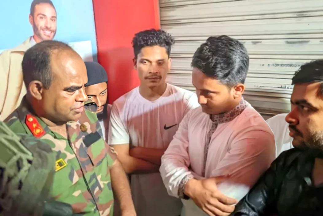 মবের নামে আগুন-ভাঙচুর ‘এখন এসবের সুযোগ নেই’ সারজিসকে সেনা কর্মকর্তা