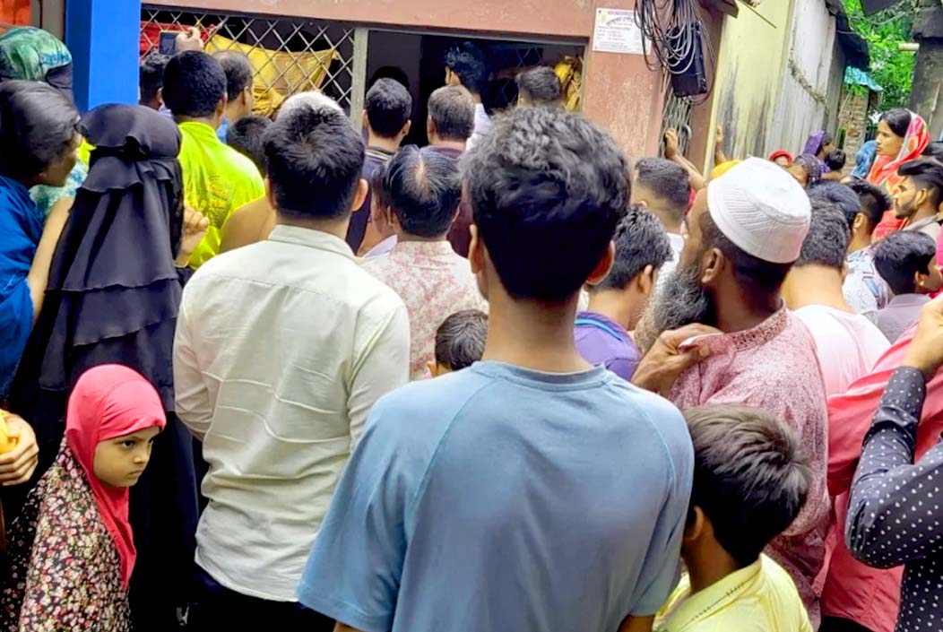 ময়মনসিংহে মা ও দুই শিশুর গলাকাটা মরদেহ উদ্ধার অন্বেষণ ময়মনসিংহে মা ও দুই শিশুর গলাকাটা মরদেহ উদ্ধার অন্বেষণ