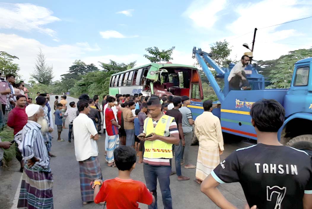 ছবি : সংগৃহীত। Driver killed, 20 injured in bus-truck collision in Noakhali Onnetion