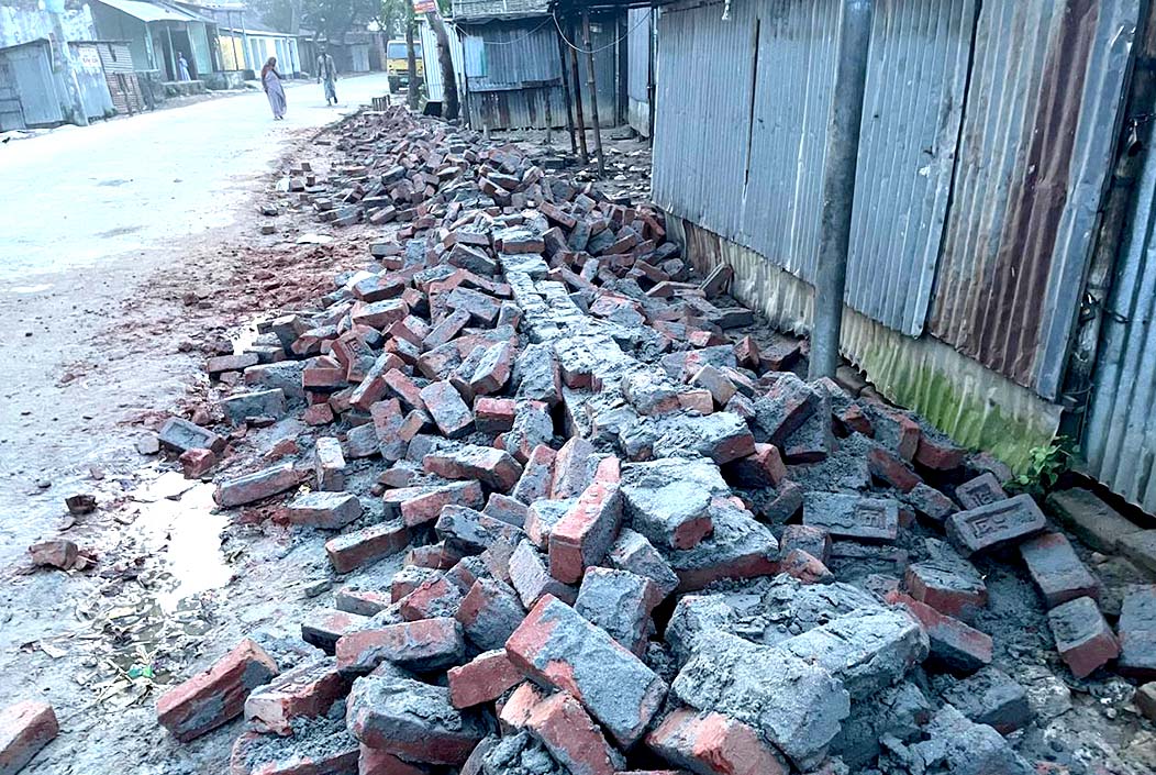 শেরপুরে সীমানা প্রাচীর ভাঙচুর ও প্রাণনাশের হুমকি, থানায় জিডি GD filed at Sherpur police station for vandalism of boundary wall and death threats Onnetion