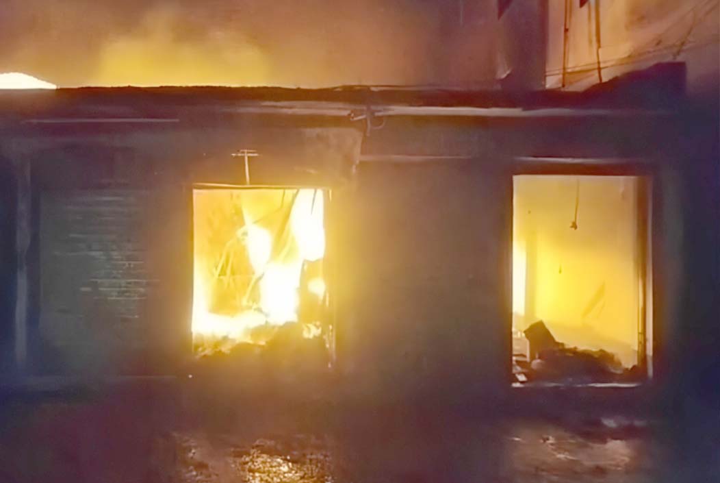 গাজীপুরে মার্কেটে ভয়াবহ অগ্নিকাণ্ড, ১৭ দোকান পুড়ে ছাই Horrific fire breaks out in Gazipur market, 17 shops gutted Onnetion