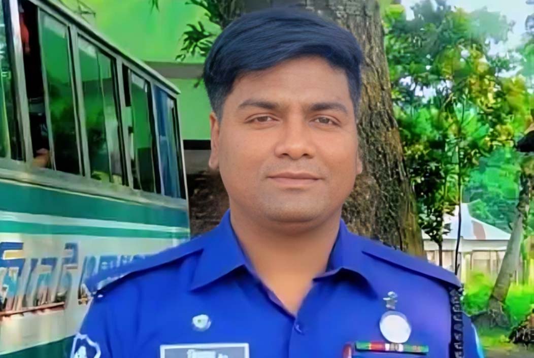 অসুস্থ বাবাকে দেখতে যাওয়ার পথে সড়ক দুর্ঘটনায় পুলিশ সদস্যের মৃত্যু Policeman dies in road accident on way to visit ailing father Onnetion