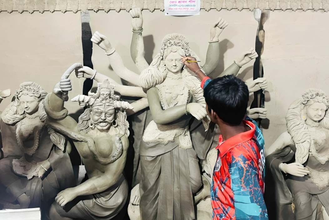 শেরপুরে ৯১টি মণ্ডপে দুর্গোৎসবের প্রস্তুতি, ব্যস্ত সময় পার করছেন প্রতিমা শিল্পীরা Preparations for Durga Puja at 91 pavilions in Sherpur, idol artists are having a busy time Onnetion