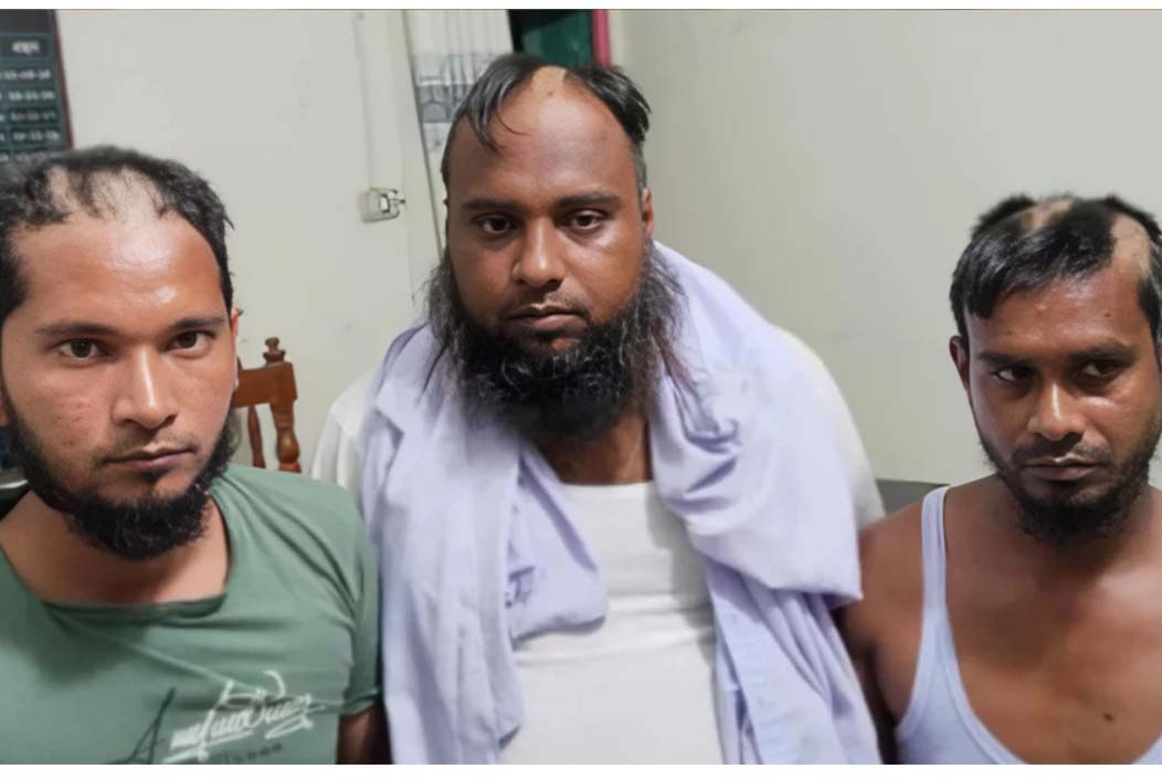 Three servants were caught collecting money from a madrasa, and their hair was chopped off by a mob Onnetion