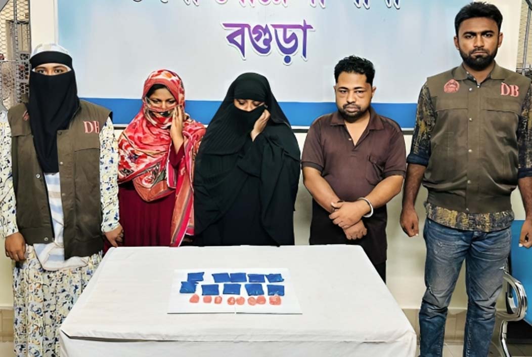 বগুড়ায় বিউটি পার্লারের আড়ালে ইয়াবা বিক্রি, নারীসহ ৩ জন গ্রেফতার Yaba sold under the cover of a beauty parlor in Bogra, 3 people including a woman arrested Onnetion